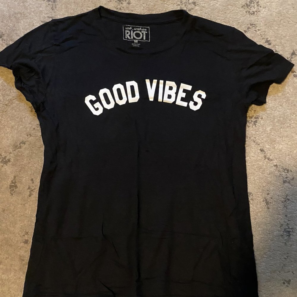 Suburban Riot Good Vibes T shirt - Size Small